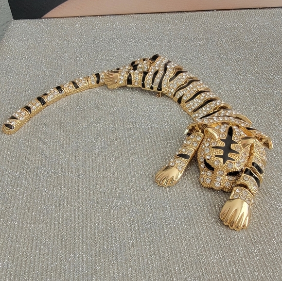 Stunning Gold and Black Tiger Shoulder Brooch - Picture 1 of 6